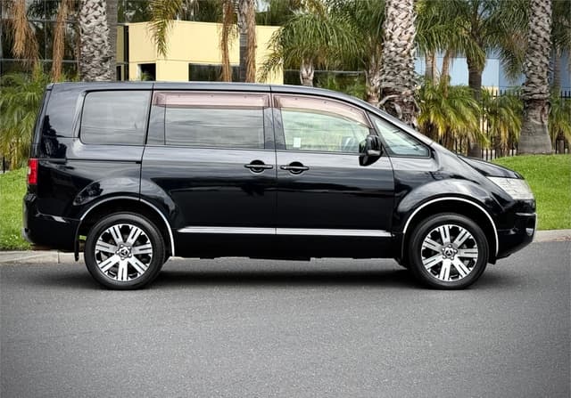 2009 Mitsubishi Delica JDM car for sale — photo 6 of 25