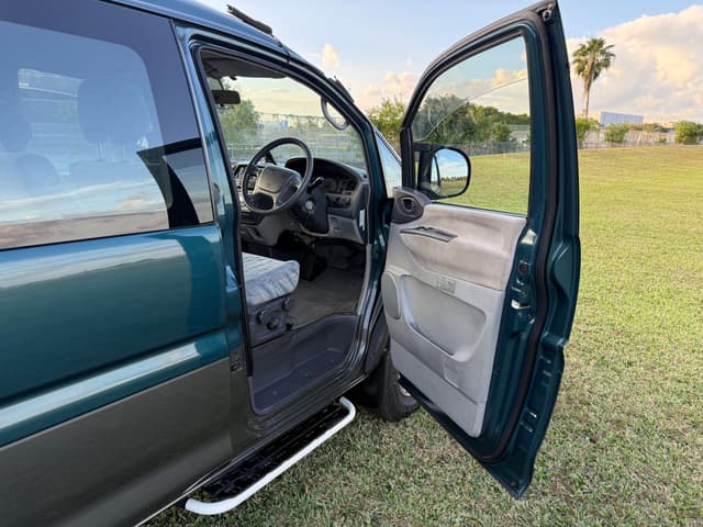 1996 Mitsubishi Delica JDM car for sale — photo 12 of 24