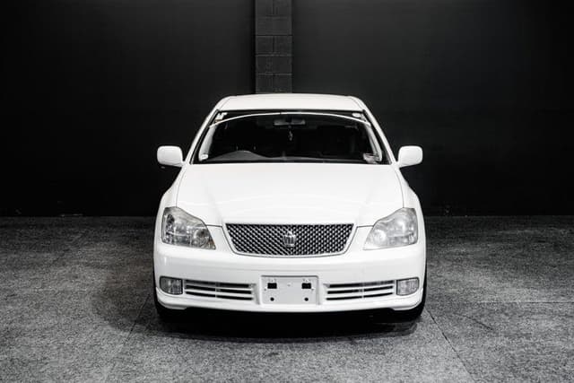 2005 Toyota Crown JDM car for sale — photo 4 of 10