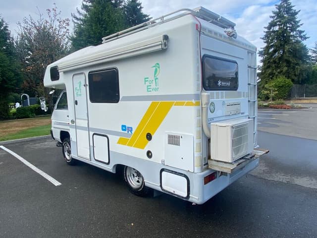 1992 Mitsubishi Delica JDM car for sale — photo 2 of 10