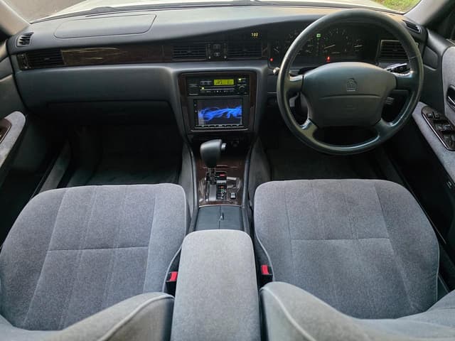 1996 Toyota Crown JDM car for sale — photo 2 of 25