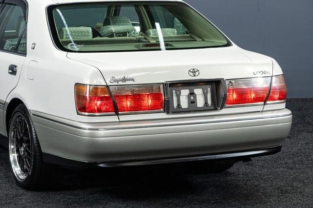 2001 Toyota Crown JDM car for sale — photo 9 of 18