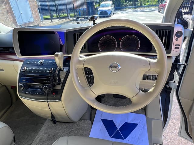 2006 Nissan Elgrand JDM car for sale — photo 11 of 16