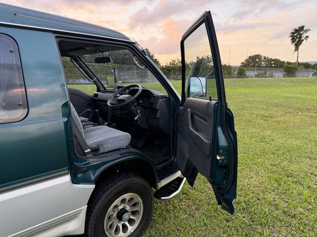 1996 Mitsubishi Delica JDM car for sale — photo 23 of 25