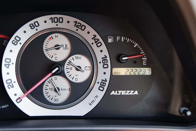 2001 Toyota Altezza JDM car for sale — photo 11 of 16