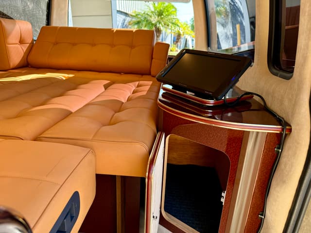 1998 Toyota Grand Hiace JDM car for sale — photo 17 of 24