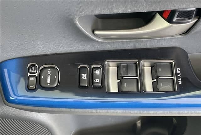 2011 Toyota Prius JDM car for sale — photo 22 of 25