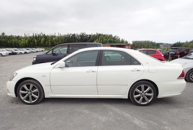 2005 Toyota Crown JDM car for sale — photo 2 of 25