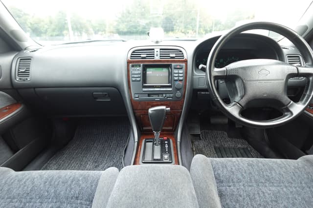 1995 Nissan Gloria JDM car for sale — photo 13 of 18