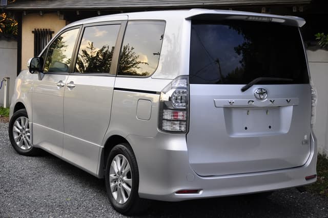 2010 Toyota Voxy JDM car for sale — photo 6 of 25