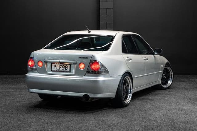 2001 Toyota Altezza JDM car for sale — photo 15 of 18