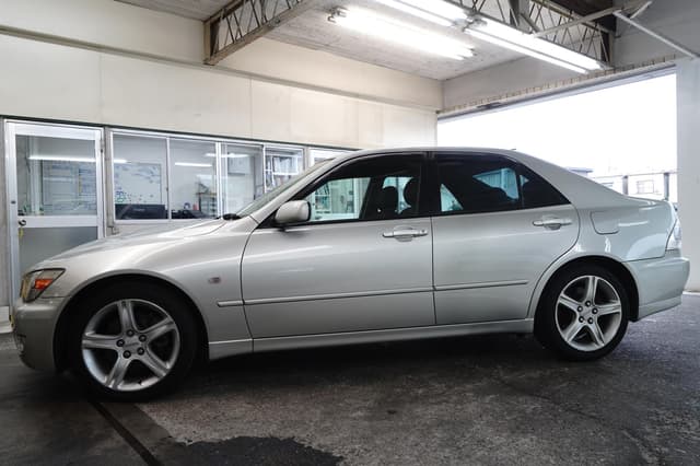 1999 Toyota Altezza JDM car for sale — photo 9 of 25