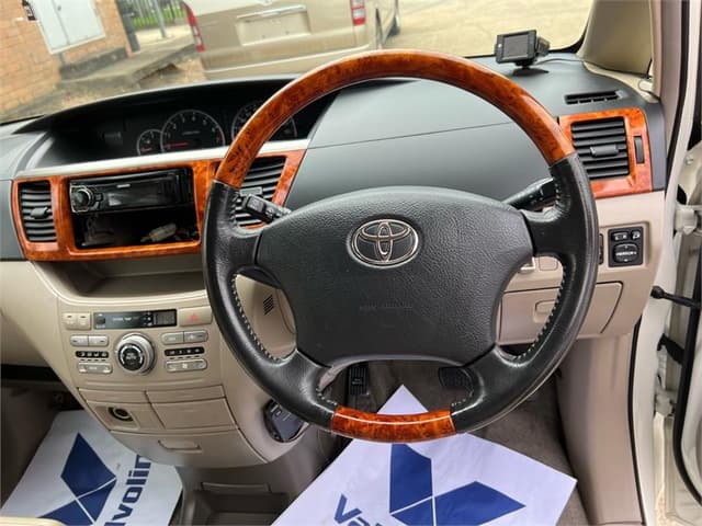 2004 Toyota Noah JDM car for sale — photo 13 of 18