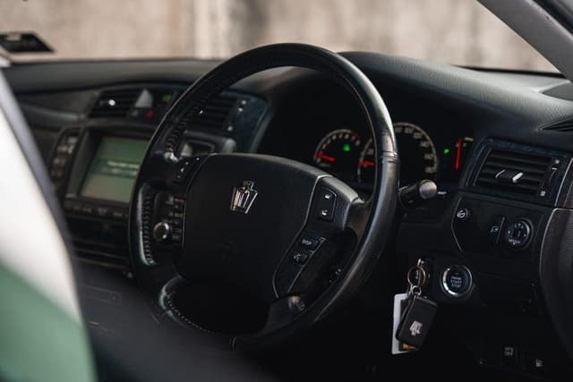 2005 Toyota Crown JDM car for sale — photo 17 of 20