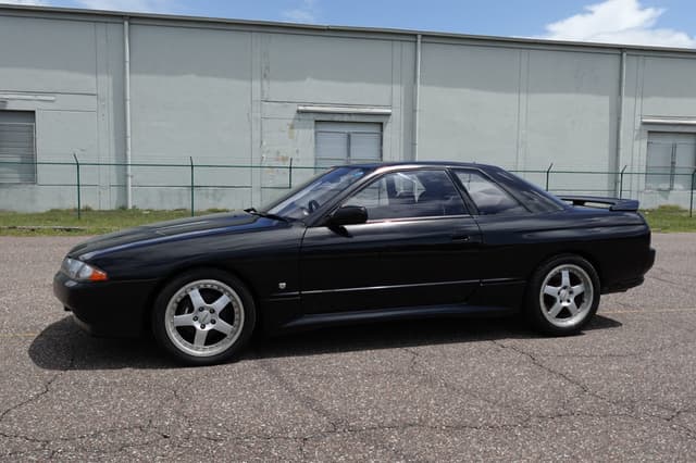 1989 Nissan Skyline JDM car for sale — photo 13 of 20
