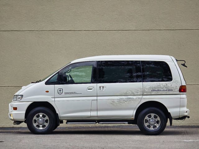 1999 Mitsubishi Delica JDM car for sale — photo 8 of 25