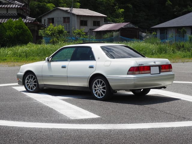 1999 Toyota Crown JDM car for sale — photo 2 of 10