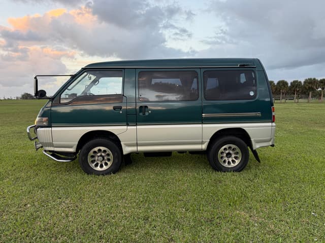 1996 Mitsubishi Delica JDM car for sale — photo 14 of 25