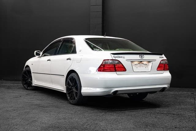 2005 Toyota Crown JDM car for sale — photo 4 of 18