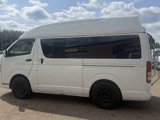 2005 Toyota HiAce JDM car for sale — photo 3 of 17