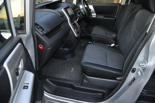 2010 Toyota Voxy JDM car for sale — photo 15 of 25