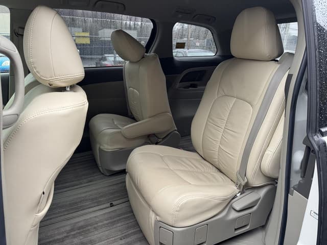 2006 Toyota Estima JDM car for sale — photo 13 of 18