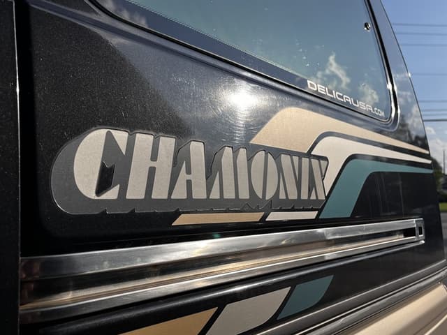 1990 Mitsubishi Delica JDM car for sale — photo 22 of 25