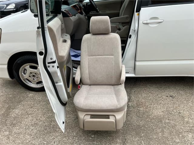 2004 Toyota Noah JDM car for sale — photo 12 of 18