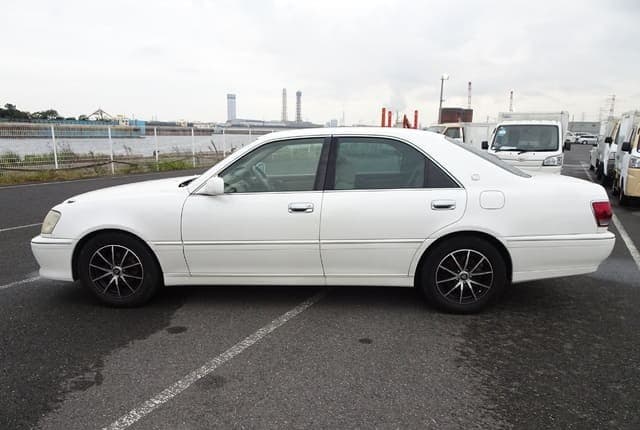 2001 Toyota Crown JDM car for sale — photo 2 of 25