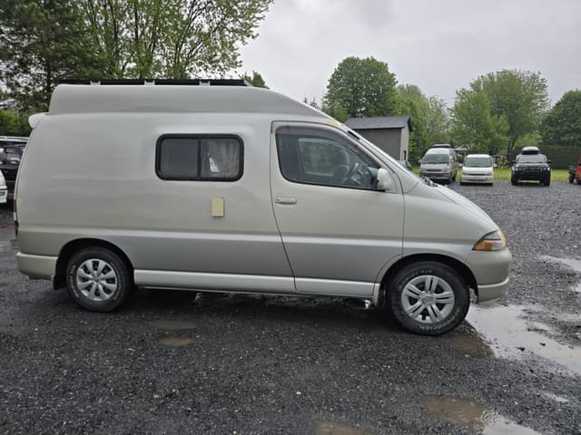 1996 Toyota Granvia JDM car for sale — photo 2 of 14
