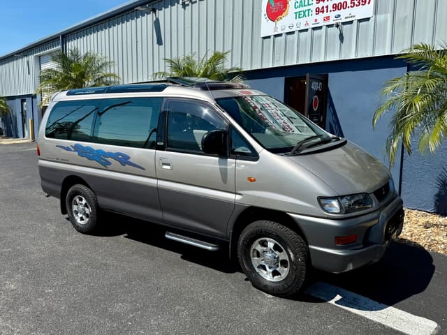 1998 Mitsubishi Delica JDM car for sale — photo 3 of 23