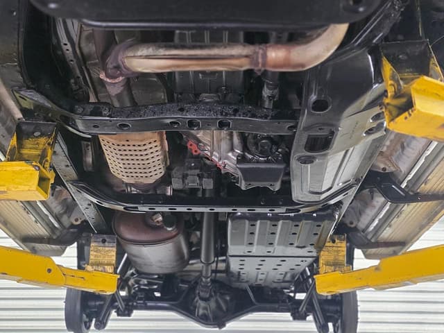 2001 Toyota Hilux Surf JDM car for sale — photo 17 of 25