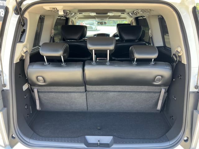2011 Nissan Elgrand JDM car for sale — photo 15 of 16