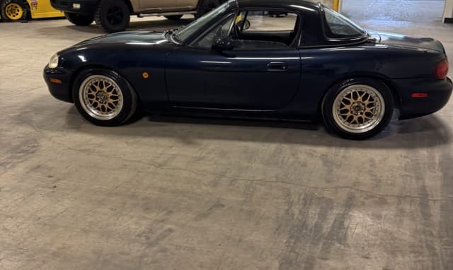 1998 Mazda Roadster (Eunos Roadster / MX-5) JDM car for sale — photo 16 of 25