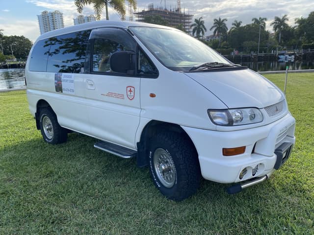 1999 Mitsubishi Delica JDM car for sale — photo 14 of 17