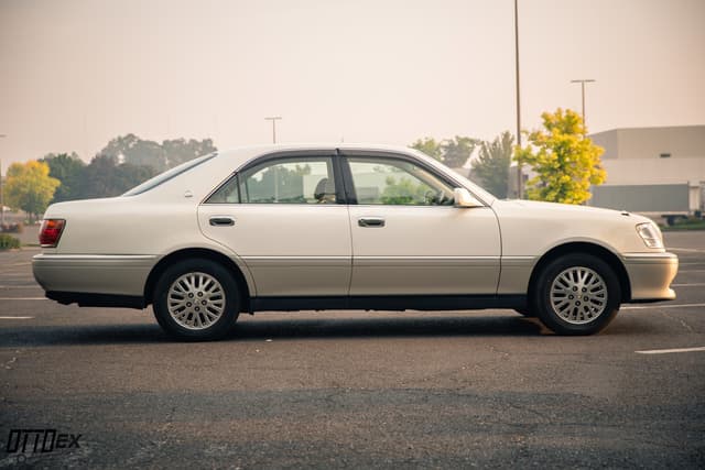 2001 Toyota Crown JDM car for sale — photo 11 of 25