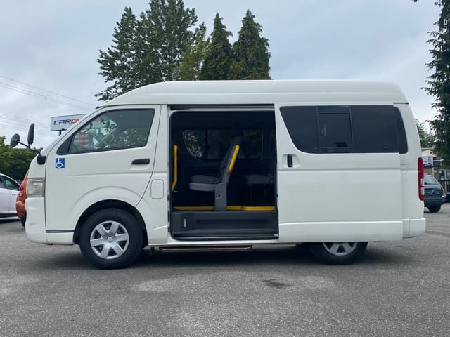 2006 Toyota HiAce JDM car for sale — photo 8 of 17