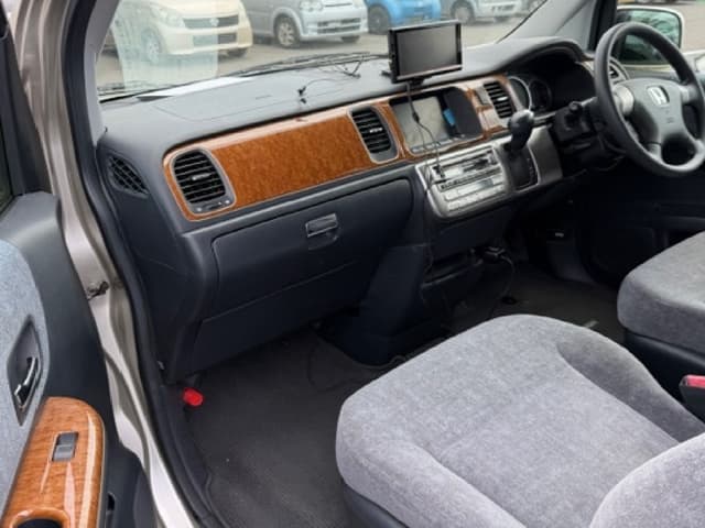 2005 Honda Stepwagon JDM car for sale — photo 4 of 8