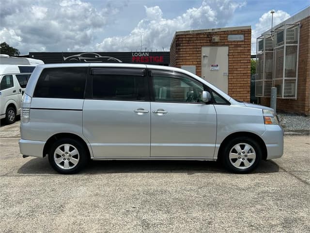 2006 Toyota Voxy JDM car for sale — photo 5 of 18