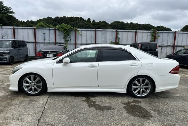 2009 Toyota Crown JDM car for sale — photo 6 of 25