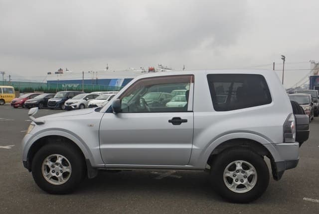 2007 Mitsubishi Pajero JDM car for sale — photo 2 of 25