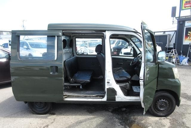 2005 Daihatsu Hijet JDM car for sale — photo 4 of 25