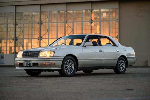 1996 Toyota Crown JDM car for sale — photo 3 of 24