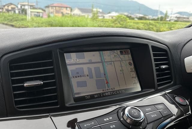 2010 Nissan Elgrand JDM car for sale — photo 8 of 25
