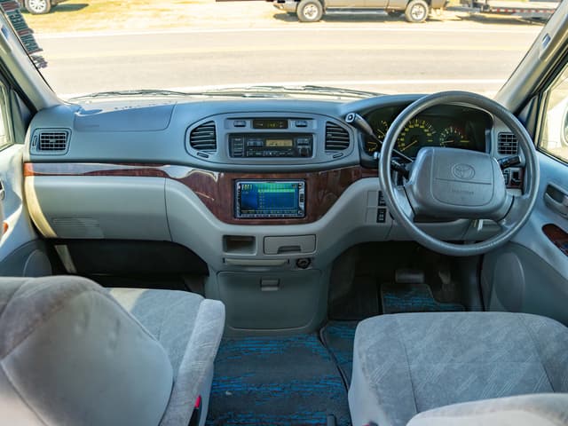 1999 Toyota Regius JDM car for sale — photo 11 of 15