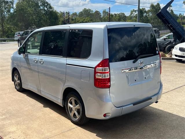 2011 Toyota Noah JDM car for sale — photo 9 of 17