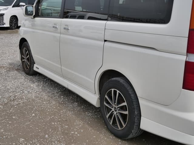 2001 Honda Stepwagon JDM car for sale — photo 16 of 25