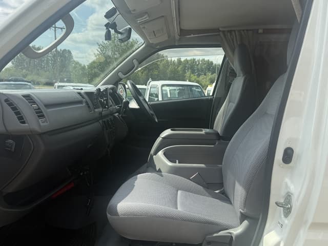 2005 Toyota HiAce JDM car for sale — photo 6 of 17