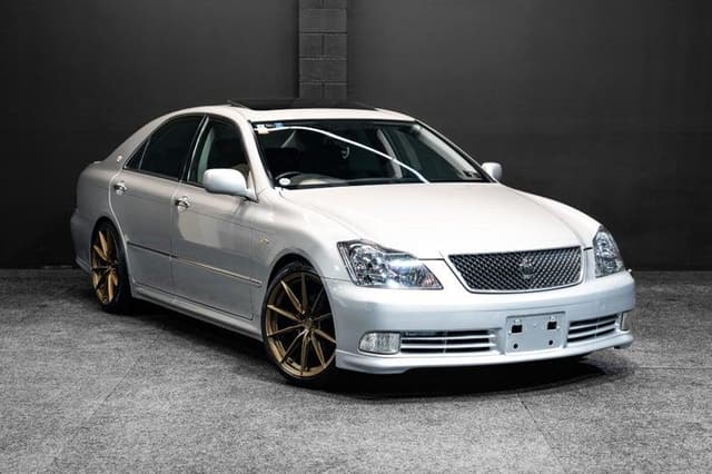 2005 Toyota Crown JDM car for sale — photo 9 of 19