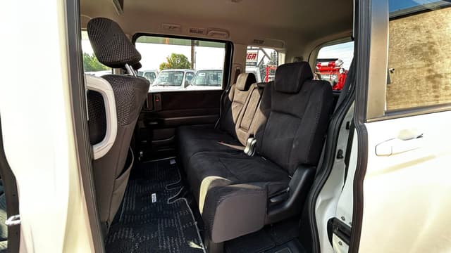2009 Honda Stepwagon JDM car for sale — photo 8 of 10